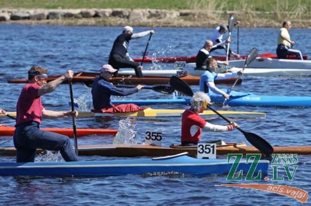 Foto: Airētāji sezonu sāk, cīnoties ar vēju un viļņiem