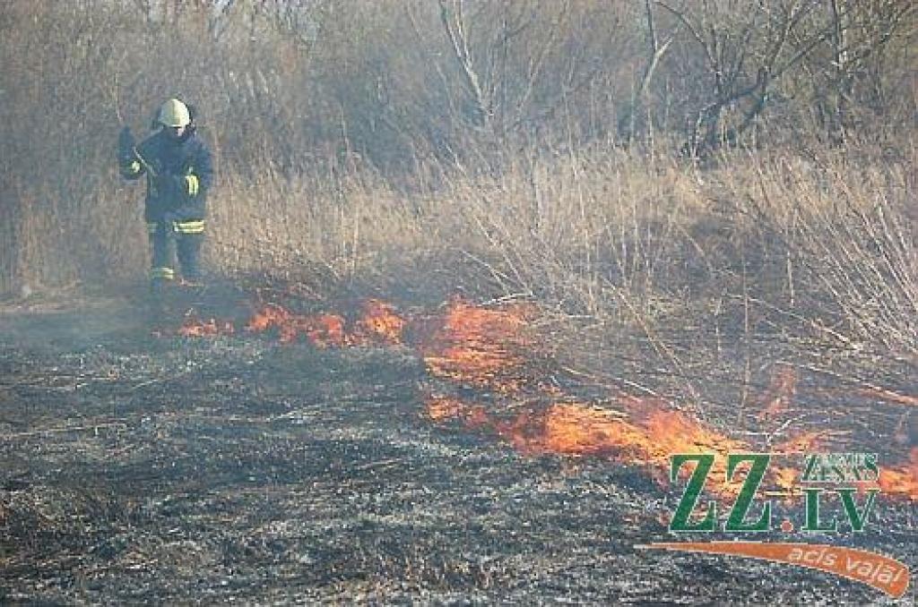 Lidlauka teritorijā dedzis ēkas jumts; turpina svilināt kūlu