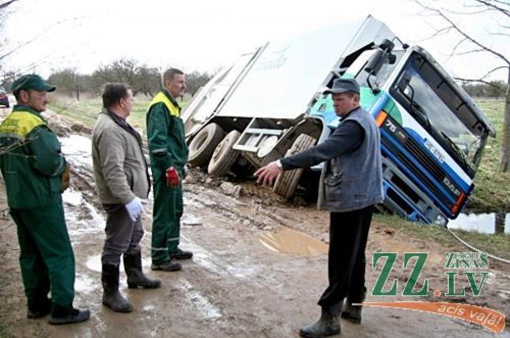 Izdangātajā ceļā grāvī ieslīd divdesmittonnīga komunālā uzņēmuma automašīna (ar foto)