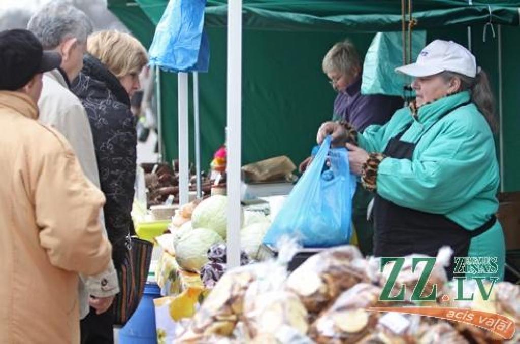 FOTO: Jelgavnieki labprāt tērē naudu Lieldienu galda klāšanai