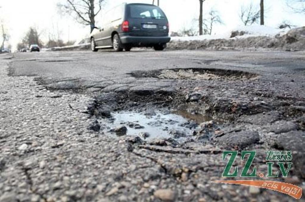 Šopavasar bedru izraisīto auto bojājumu rekords ir 2500 latu vērts; Jelgavā bojājumi nav pieteikti