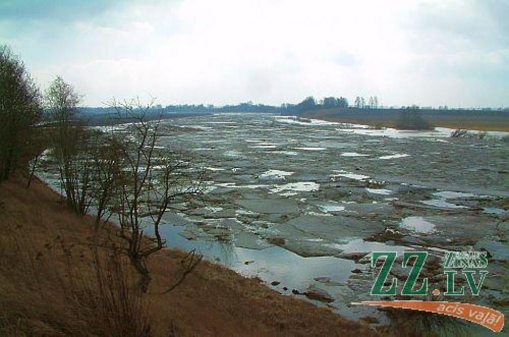 Ozolniekos izglābj makšķernieku; VUGD aicina iedzīvotājus nekāpt uz ledus