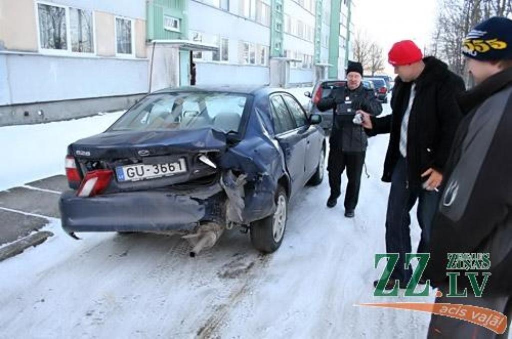 Iebrauc priekšā braucošā auto un aizliedz fotografēt notikuma vietu