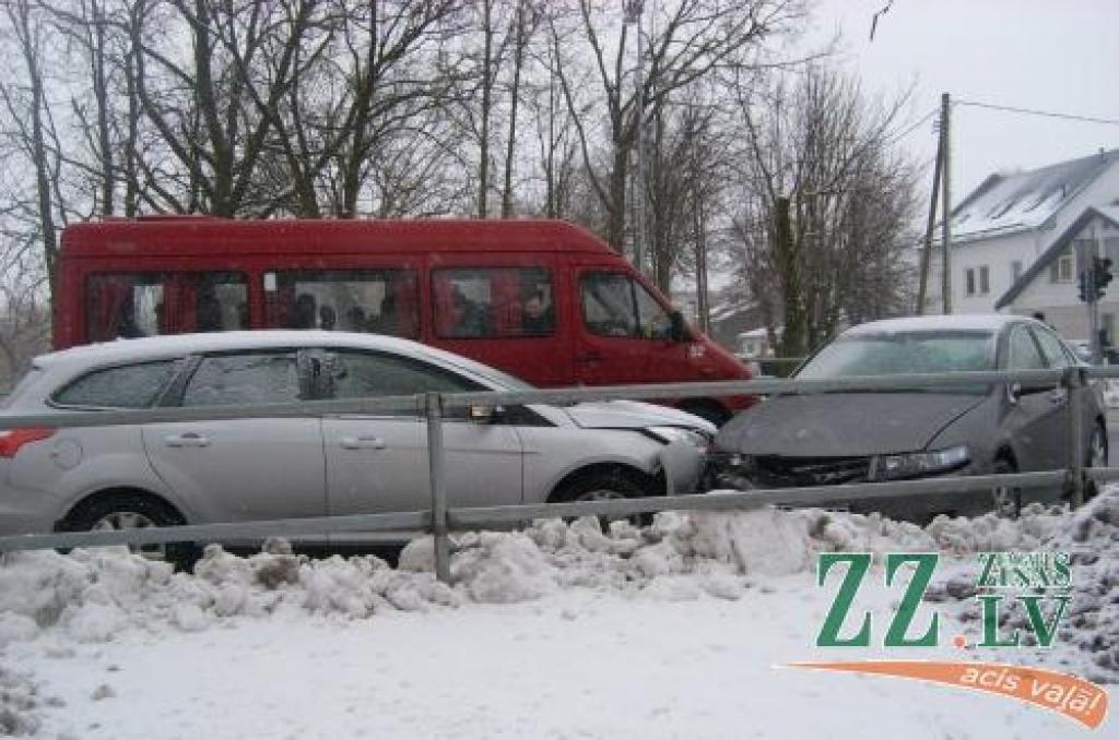 Nedod ceļu krustojumā; cieš trīs auto