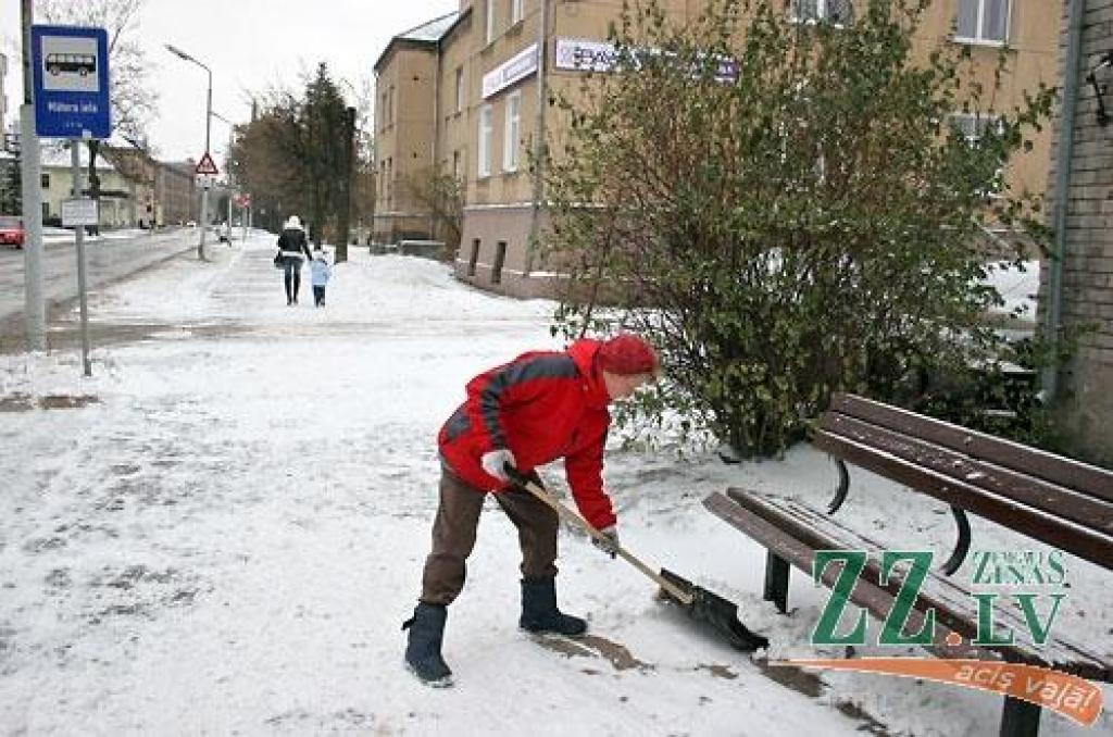Slideno ietvju un ceļu dēļ – avārijas un kritieni