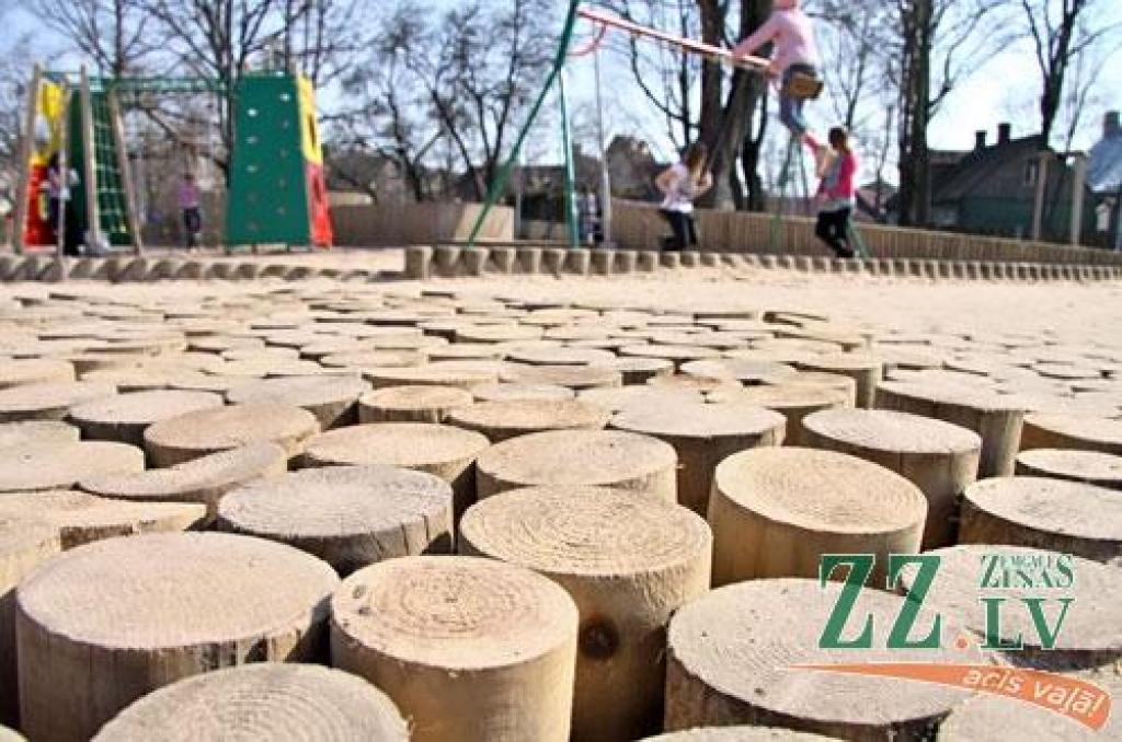 Kamēr vectēvs iznes atkritumu spaini, bez uzraudzības paliek divgadīgs bērns