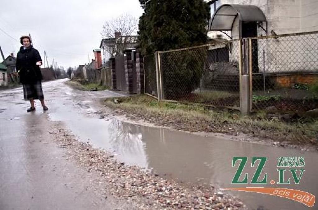 Aizberot bedres, pie Kalnciema ceļa glābj grāvjus 