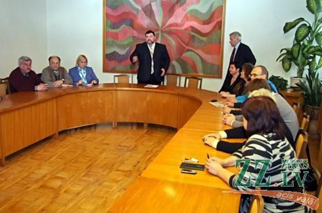 Novada Dome noteikumus par saziņu ar žurnālistiem skatīs janvārī