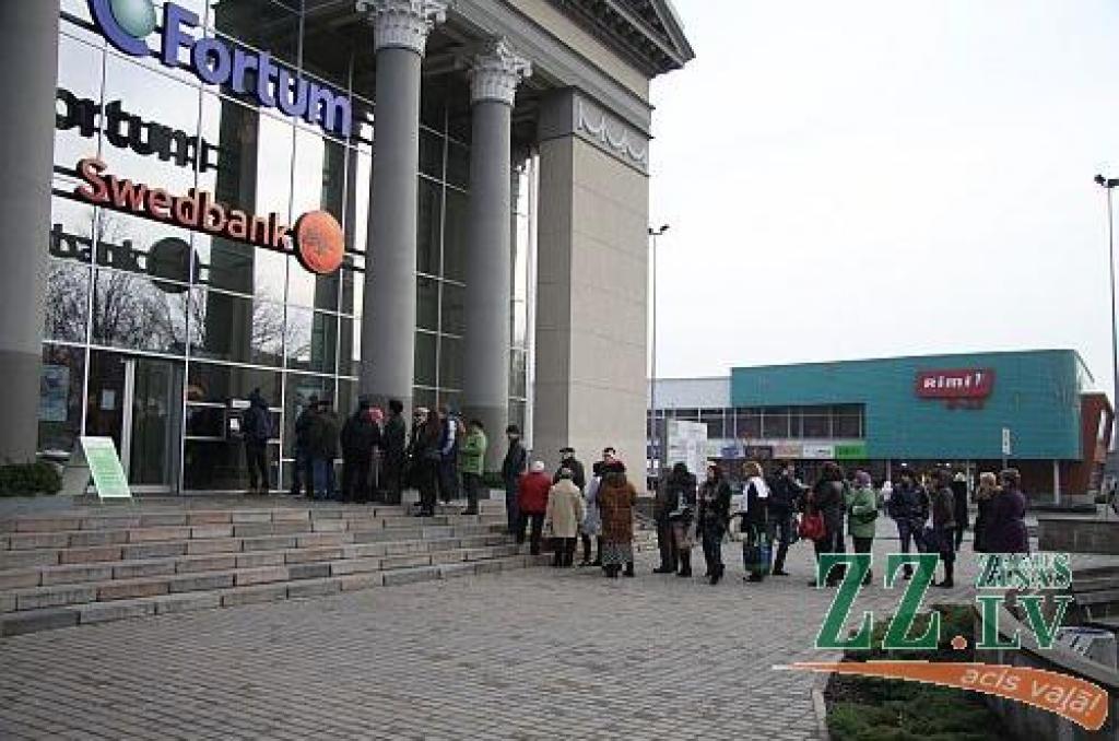 Vairums «Swedbank» bankomātu pēcpusdienā atkal tukši