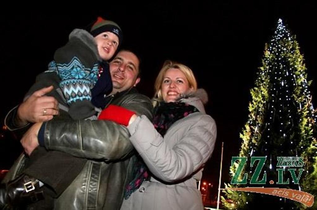 Jelgavnieki iededz pilsētas galveno svētku rotu; Hercoga Jēkaba laukumā «ierodas» polārlāči (ar foto)