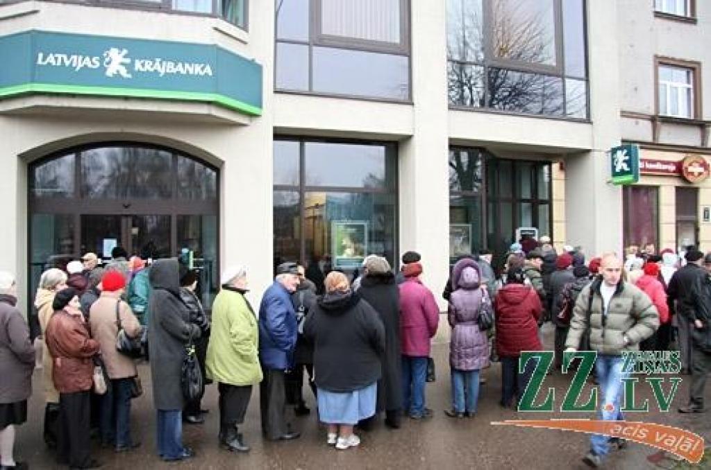 Pie «Latvijas Krājbankas» bankomātiem veidojas rindas; bankomāti sāka strādāt pēc 9.30