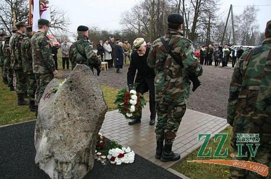 Cīņu vietā godina Jelgavas atbrīvotājus