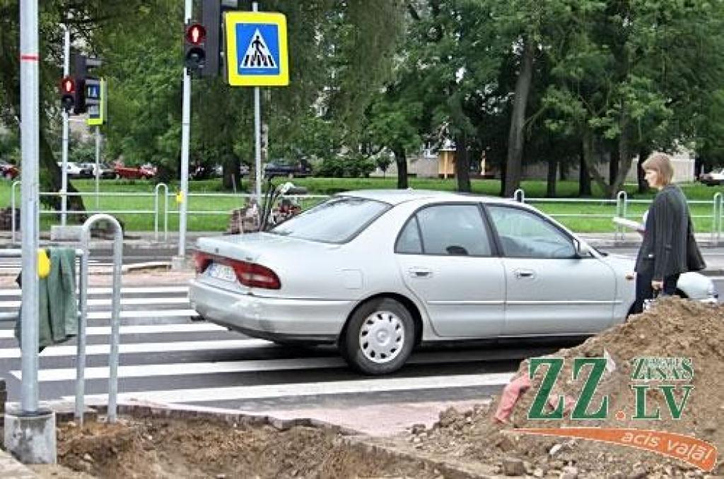 Brīvdienās cietuši divi gājēji; kautiņos gūst smadzeņu satricinājumu