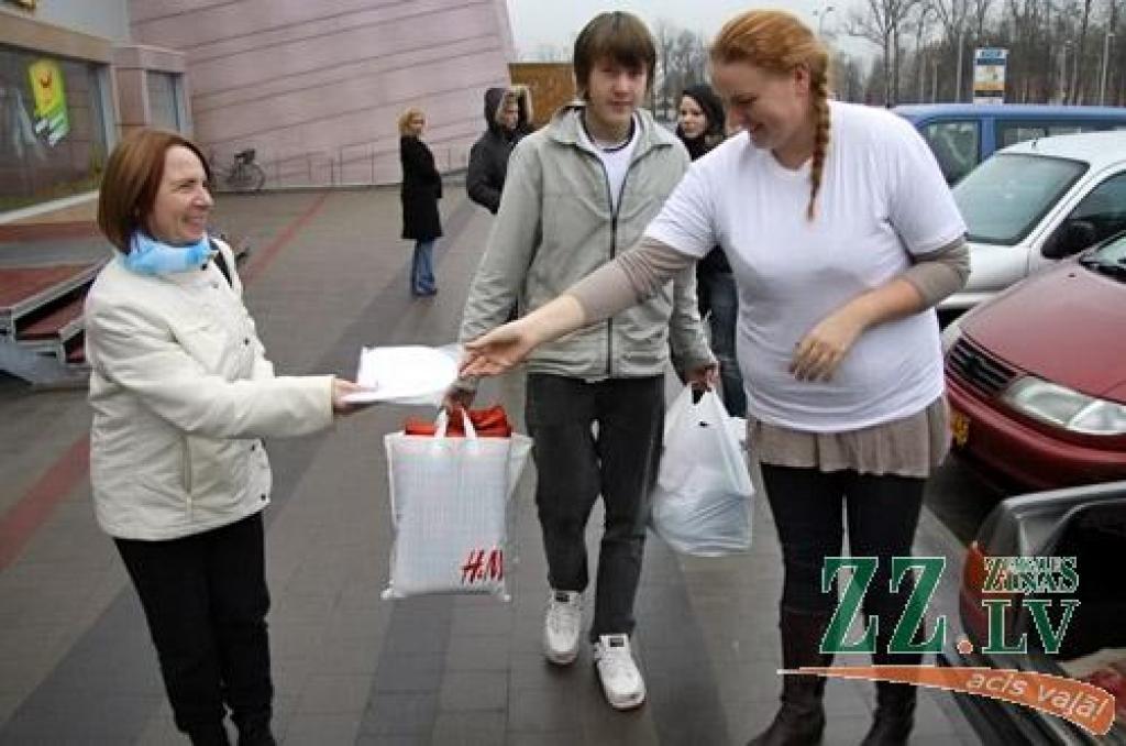 FOTO: Jelgavnieki aktīvi piedalās akcijā «Sasildīsim Latviju!»