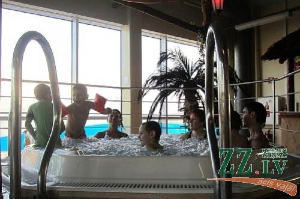 Studentes uzdāvina mazajiem jelgavniekiem atpūtu akvaparkā
