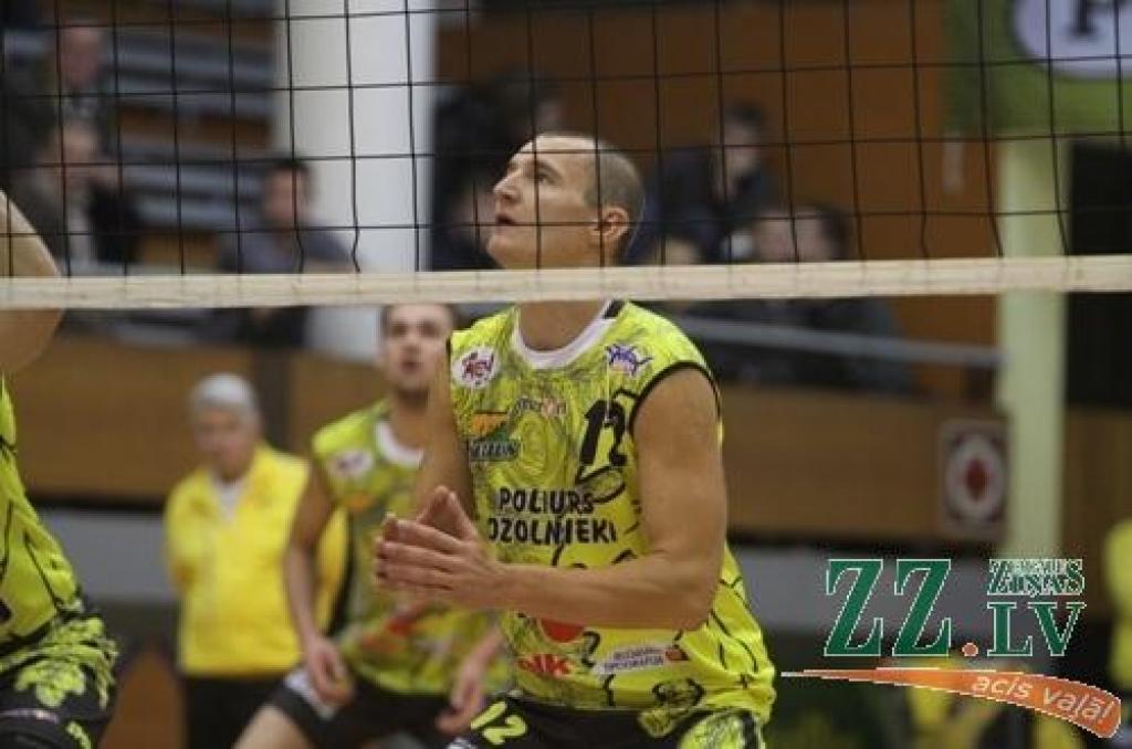 Volejbols. Mārtiņš Pļaviņš palīdz «ozīšiem» tikt pie pirmajām uzvarām