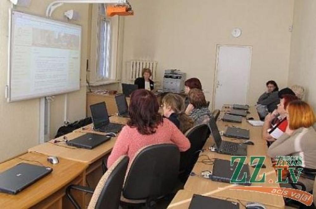 Bibliotēku iepazīst Staļģenes vidusskolas skolotāji