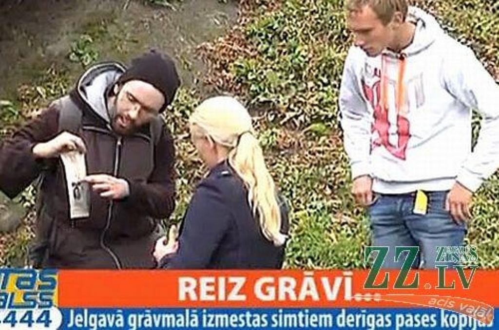 Grāvmalā Jelgavā mētājas simtiem pasu kopiju
