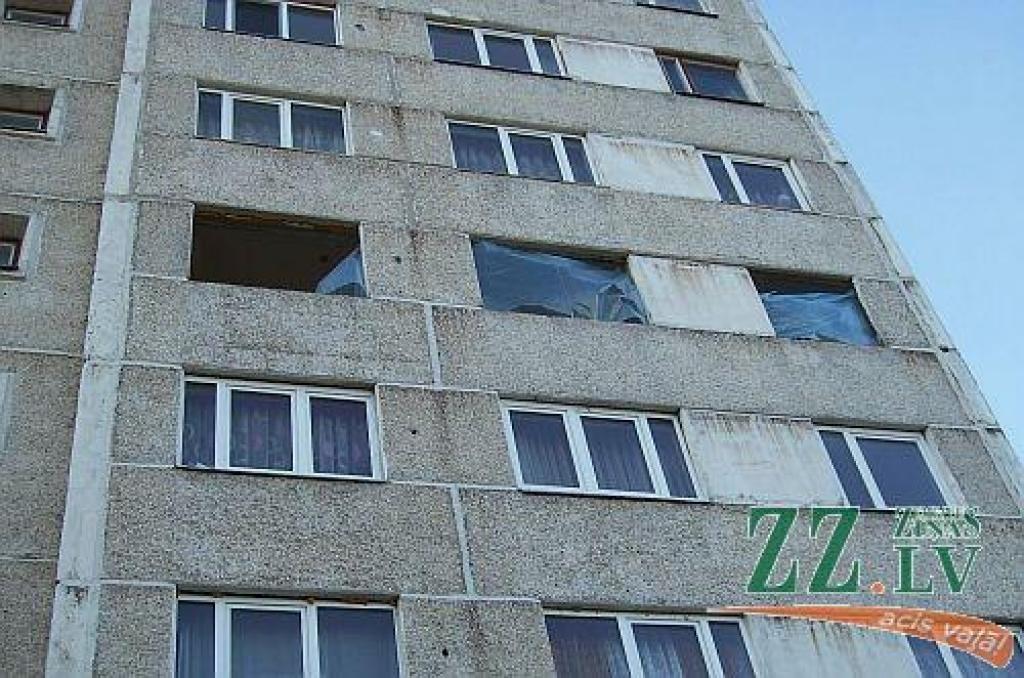 Pazudušo logu problēma atrisinājusies – Ganību ielas namā stiklo logus