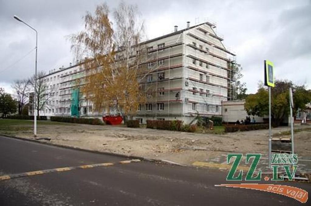 Pie sociālā nama būs plašs stāvlaukums
