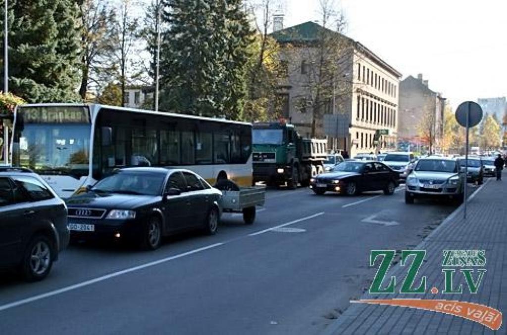 Gājēju drošības labad kārtību krustojumā pie Čakstes pieminekļa nemainīšot