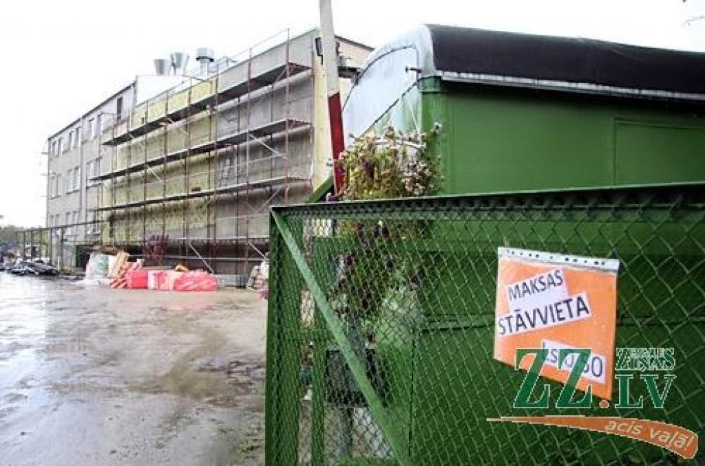 Baseina apmeklētāji automašīnas var atstāt MF pagalmā vai stāvlaukumā