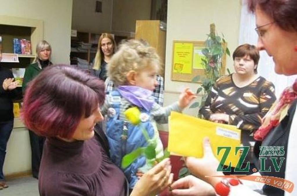 Pirmie lasītāji saņem jaunās JZB lasītāja kartes