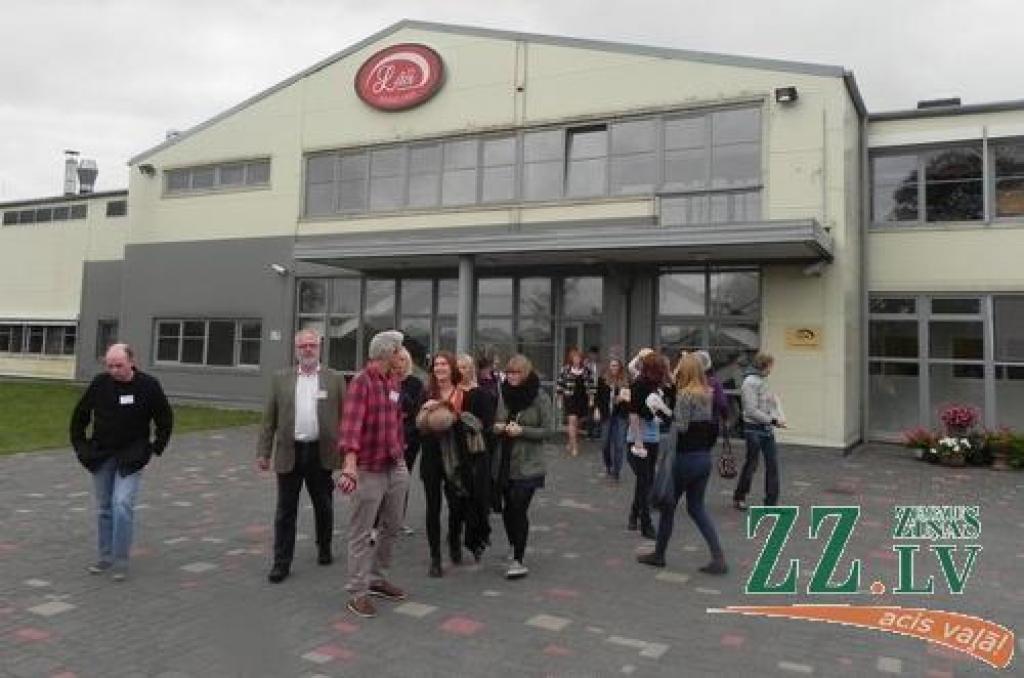 Novadā viesojas jaunieši no Zviedrijas