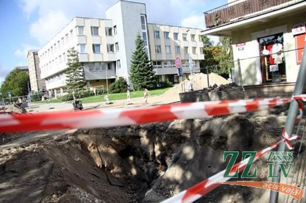 Zem smilšu nogruvuma Raiņa ielā iet bojā strādnieks; «Kulk» nebija nostiprinājis tranšeju (papildināta)
