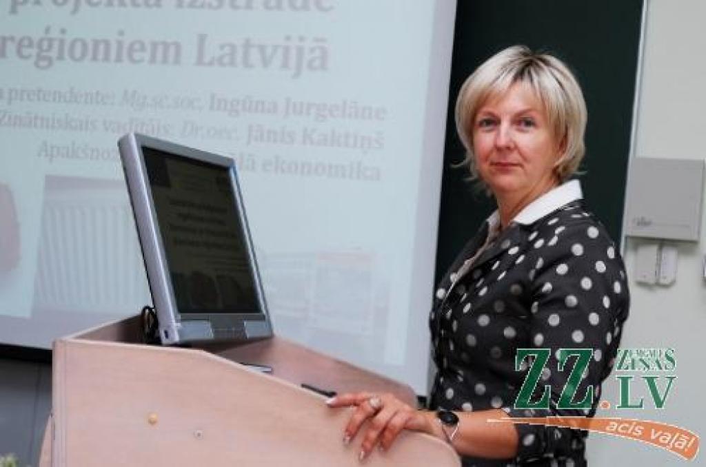 Pēta sabiedrisko pakalpojumu regulēšanu un iegūst doktora grādu