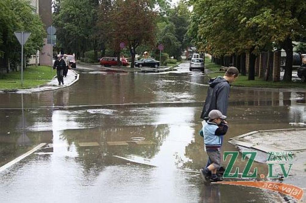 Piektdienas lietus problēmas pilsētai nav atnesis