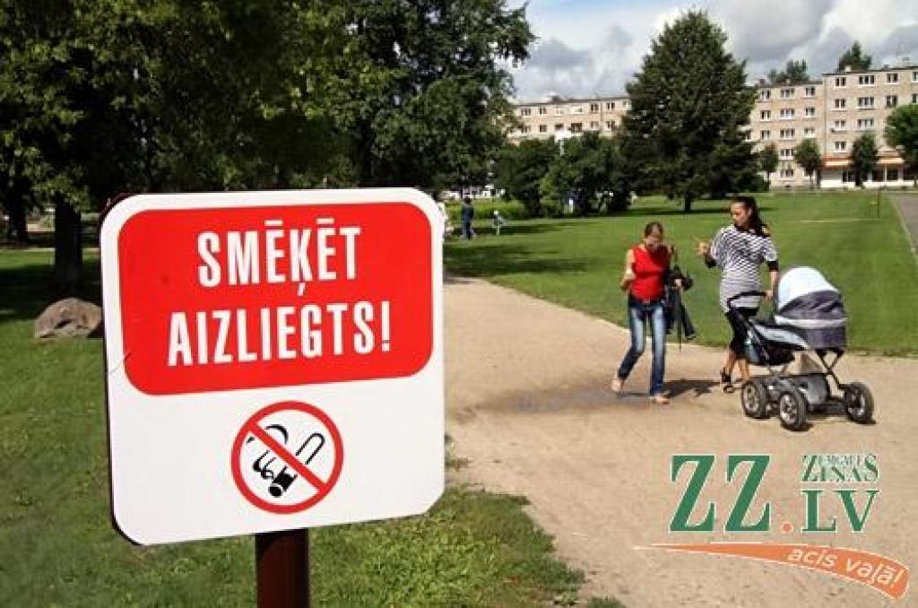 Parkos un skvēros uzstāda smēķēšanas aizlieguma zīmes