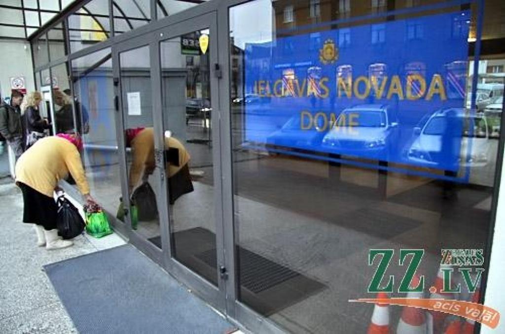 Novads vēl nav saņēmis septiņas pilnpiedziņas automašīnas