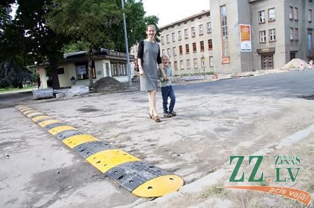 Pasta ielas šķērsojumā ar Raiņa ielu uzstāda ātrumvalni