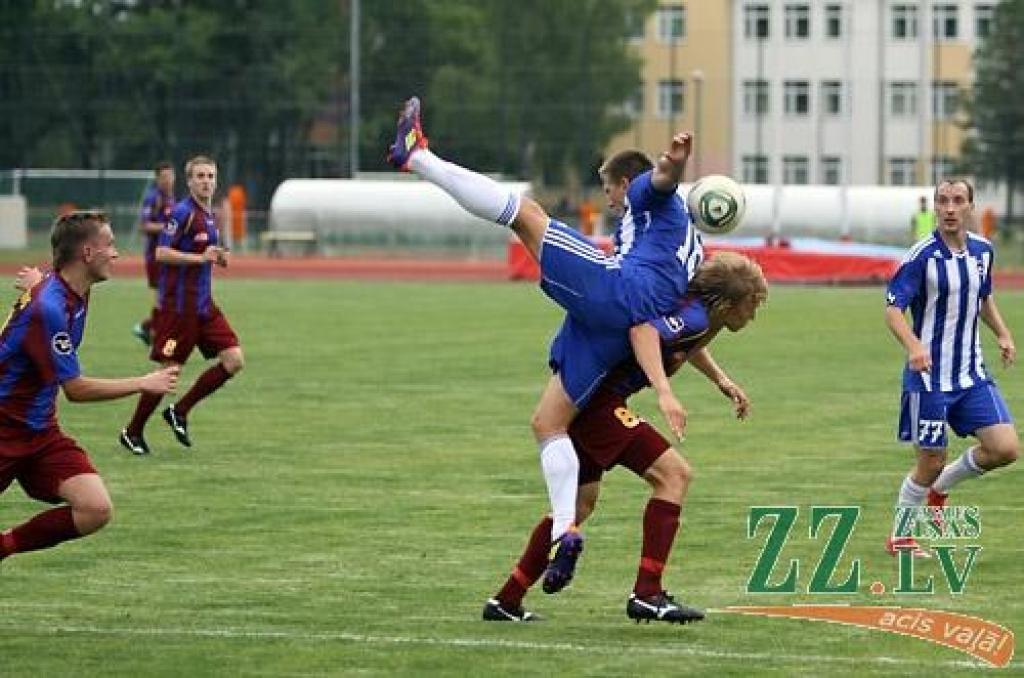 Futbols. «Jelgava» dramatiskā spēlē ar 3:2 uzvar «Liepājas metalurgu» (ar foto)