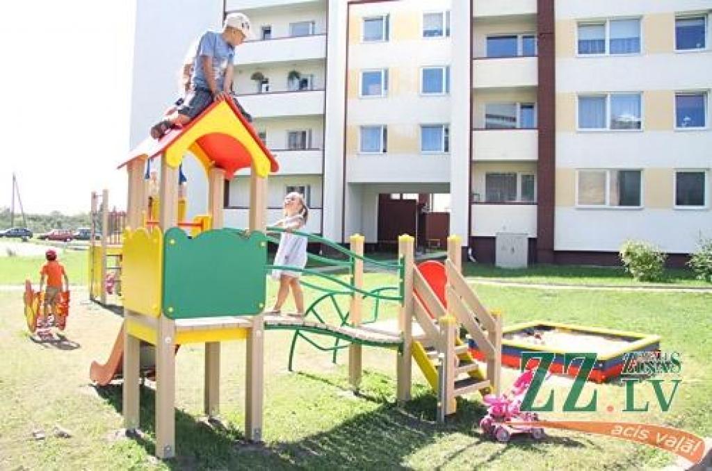 Kompensācijā no uzņēmuma pilsētas bērni saņēmuši rotaļu laukumu