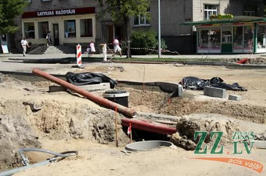 Raiņa ielā izceļ nupat ieliktas caurules; darbu veicējs to dēvē par normu