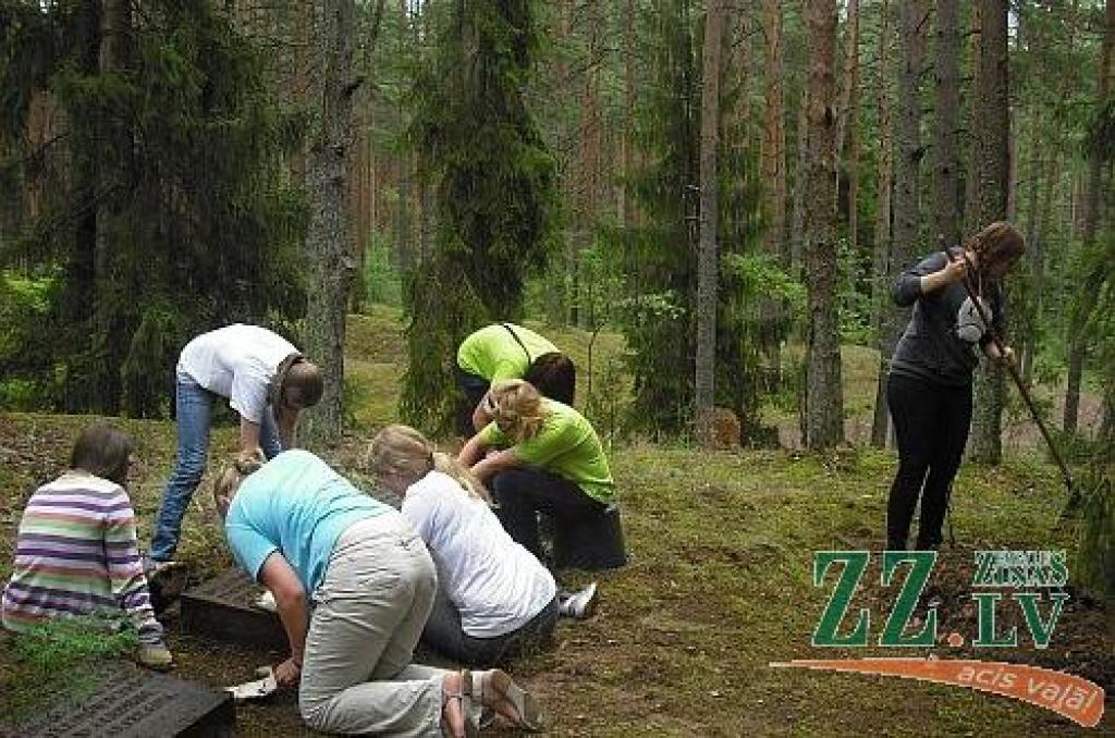 Vācu un latviešu jaunieši sakopj kapus