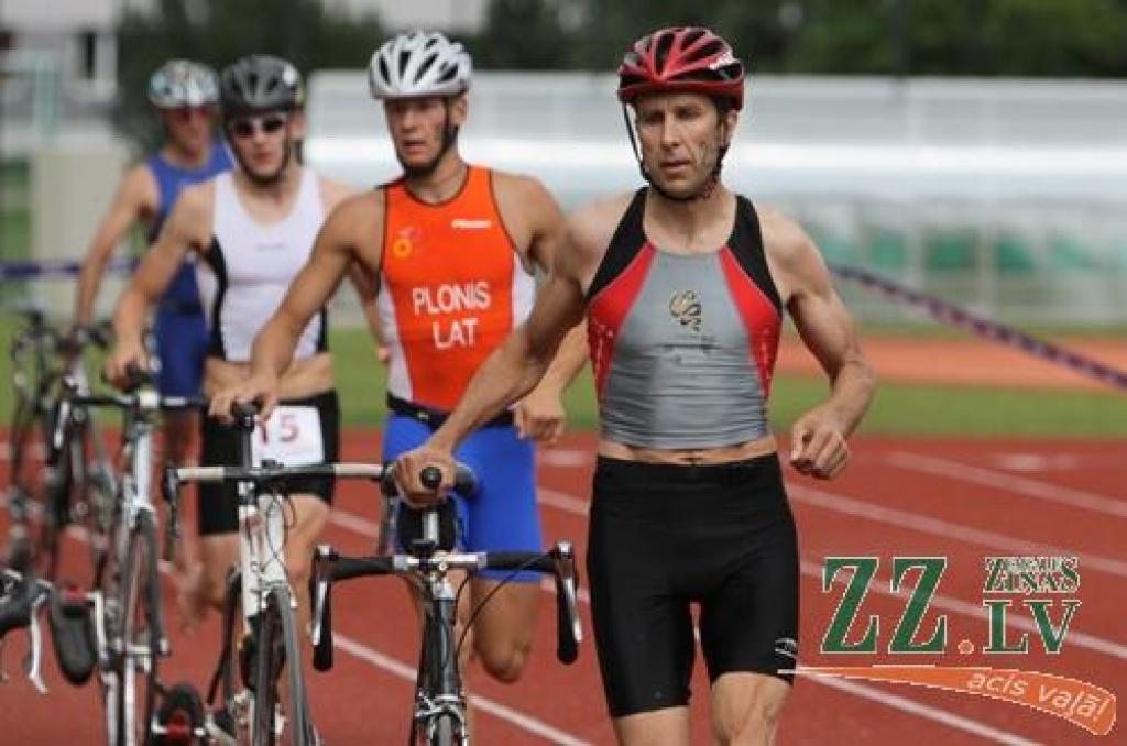 Triatlons. Latvijas čempionātā Jelgavā uz goda pjedestāla arī mūsējie