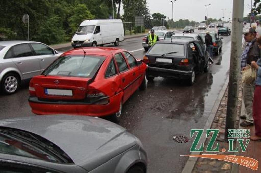 Pieci auto izveido «vilcieniņu»