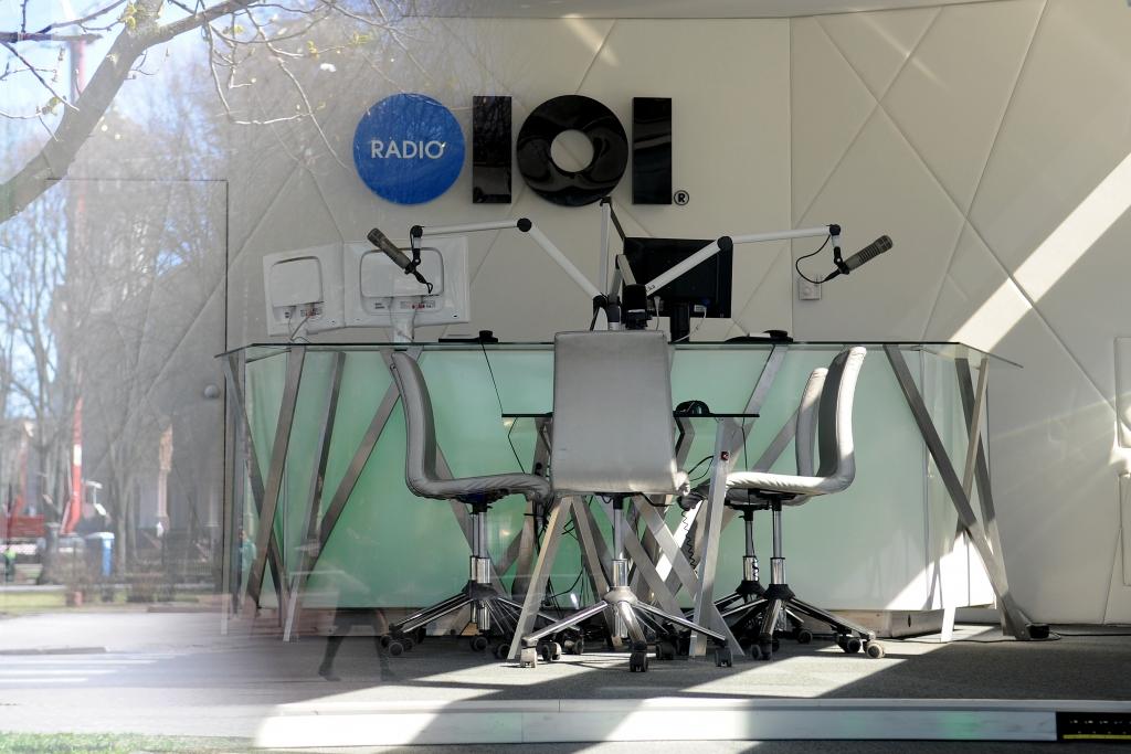 Radio 101 turpinās darbību; dīdžejiem skaidrības par rītdienu vēl nav