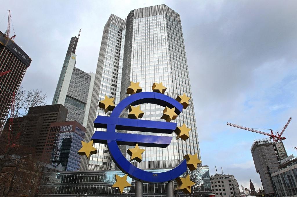 Bloomberg: Latvija pievienosies trīs eirozonas valstīm, kas atbilst Māstrihtas kritērijiem