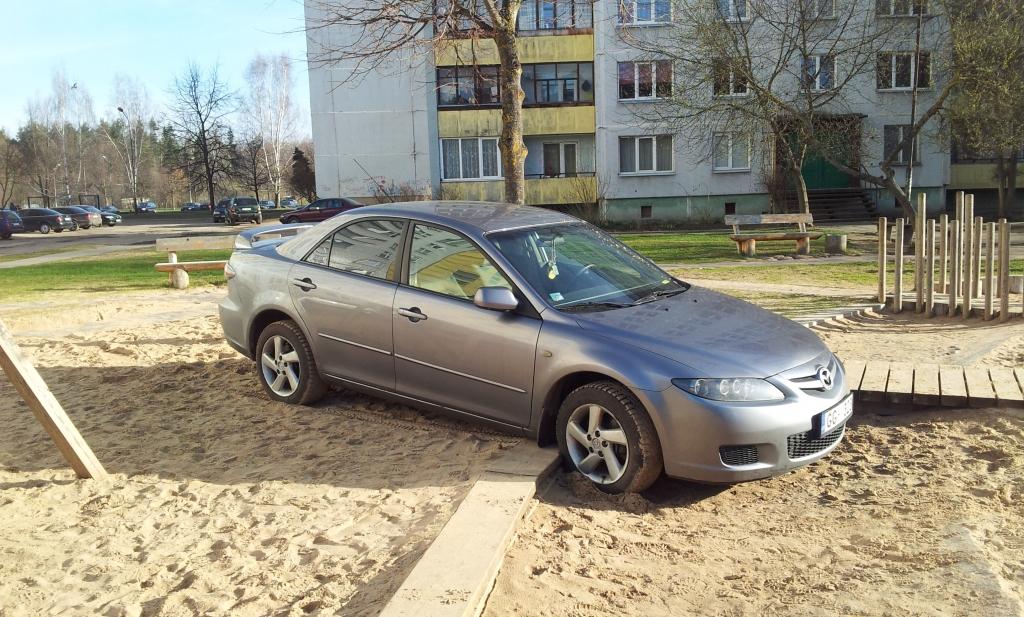 Policija vēl skaidro, kurš bērnu laukumā «noparkojis» auto