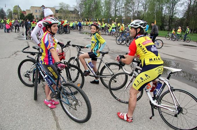 FOTO: Ozolnieku velotūre pulcē pustūkstoti