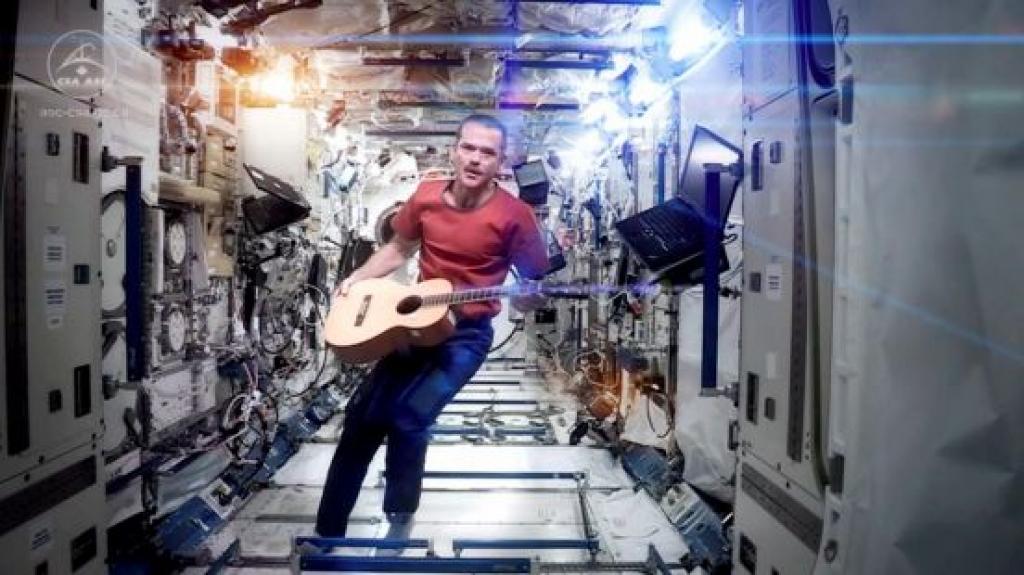 Kanādiešu astronauts - tvitera zvaigzne atgriezies un Zemes