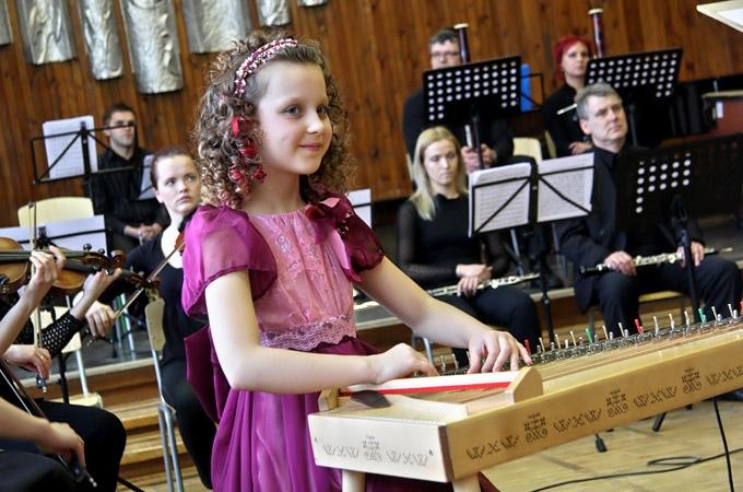 VIDEO: Jelgavniece Smoļnija katedrālē spēlē ar tautas instrumentu orķestri