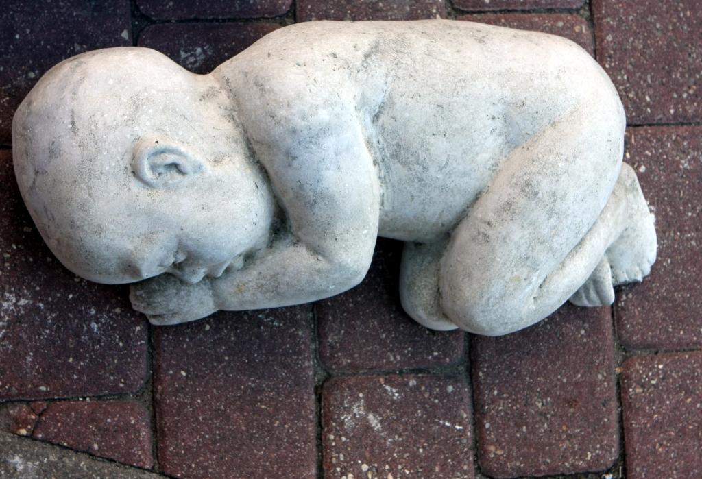 Pērn turpinājis samazināties Latvijā veikto abortu skaits