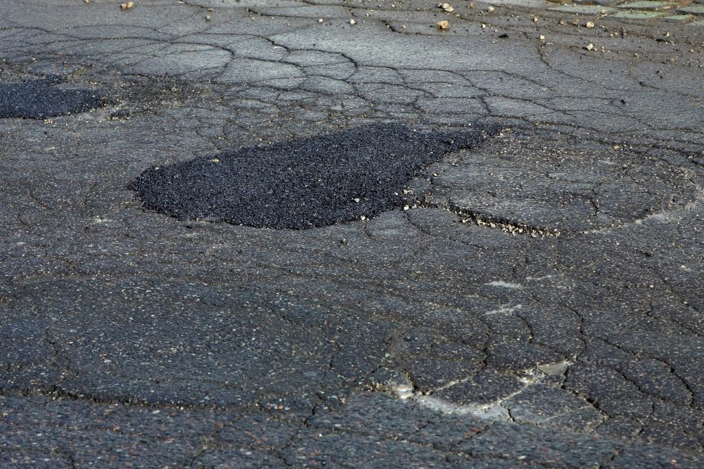 Uz valsts galvenajiem autoceļiem pabeigts bedrīšu remonts 