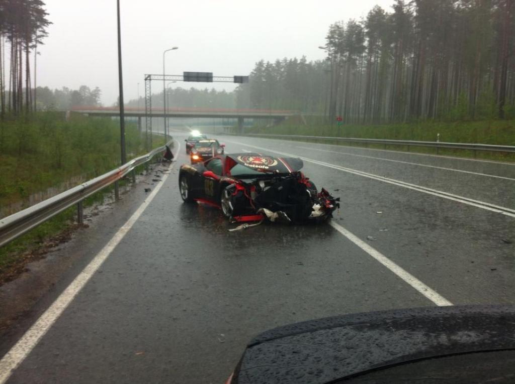 Uz Ainažu šosejas avarē rallija Gumball 3000 dalībnieks ar Ferrari