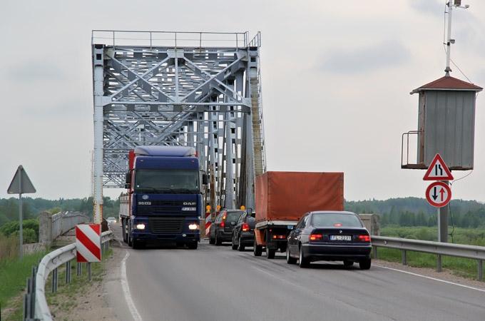 Uz tilta Kalnciemā drošībai uzliks luksoforus